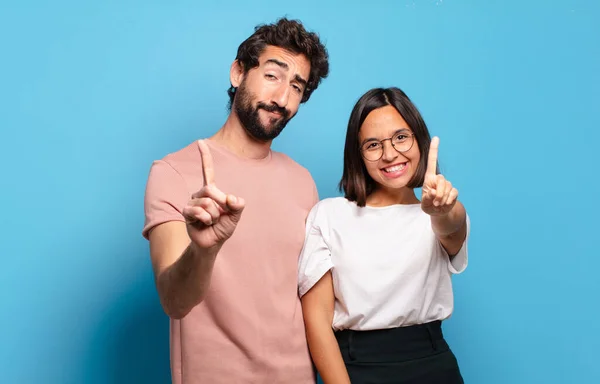 Junges Paar Lächelt Stolz Und Selbstbewusst Und Posiert Triumphierend Auf — Stockfoto