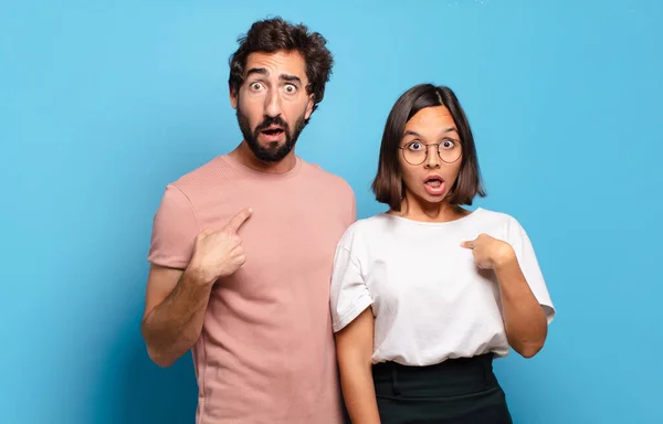 Jong Paar Kijken Geschokt Verrast Met Mond Wijd Open Wijzend — Stockfoto