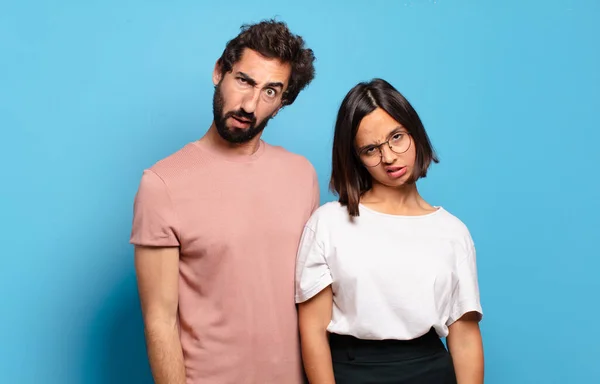 Young Couple Feeling Puzzled Confused Dumb Stunned Expression Looking Something — Φωτογραφία Αρχείου