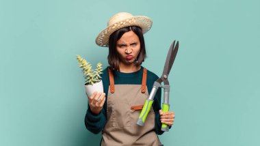 Kaktüslü genç ve güzel bir kadın. çiftçi kavramı