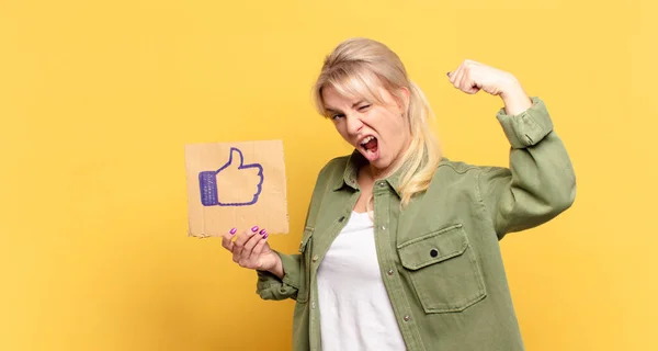 Blonde Hübsche Frau Mit Einem Sozialen Netzwerk Wie — Stockfoto