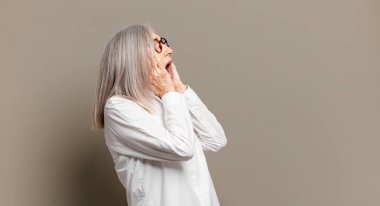 Son sınıf öğrencisi, mutlu, heyecanlı ve şaşırmış hissediyordu. İki eli de havada bir tarafa bakıyordu.