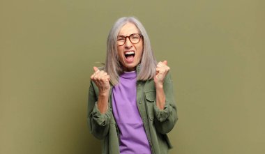 Son sınıf öğrencisi sinirli, sinirli, sinirli bakışlar ve sıkı yumruklarla bağırıyor.