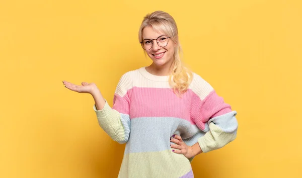 Mulher Loira Sorrindo Sentindo Confiante Bem Sucedida Feliz Mostrando Conceito — Fotografia de Stock