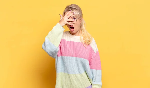 Blond Vrouw Kijken Geschokt Bang Doodsbang Bedekken Gezicht Met Hand — Stockfoto