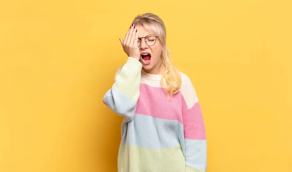 Blond Vrouw Zoek Slaperig Verveeld Gapen Met Een Hoofdpijn Een — Stockfoto