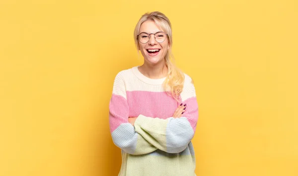 Mulher Loira Olhando Como Feliz Orgulhoso Satisfeito Realizador Sorrindo Com — Fotografia de Stock