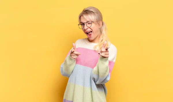 Blonde Frau Mit Positiver Erfolgreicher Glücklicher Haltung Die Die Kamera — Stockfoto