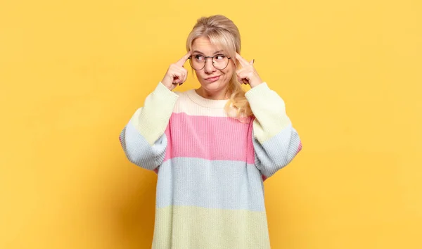 Blonde Woman Looking Concentrated Thinking Hard Idea Imagining Solution Challenge — Stock Photo, Image