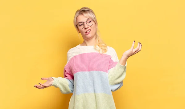 Blonde Woman Shrugging Dumb Crazy Confused Puzzled Expression Feeling Annoyed — Foto Stock