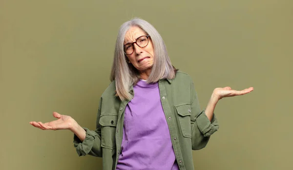 Yaşlı Kadın Şaşkın Kafası Karışmış Stresli Görünüyor Farklı Seçenekler Arasında — Stok fotoğraf