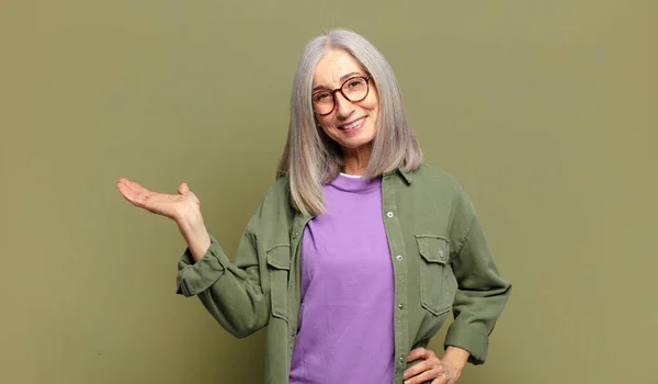 Mujer Mayor Sonriendo Sintiéndose Segura Exitosa Feliz Mostrando Concepto Idea —  Fotos de Stock