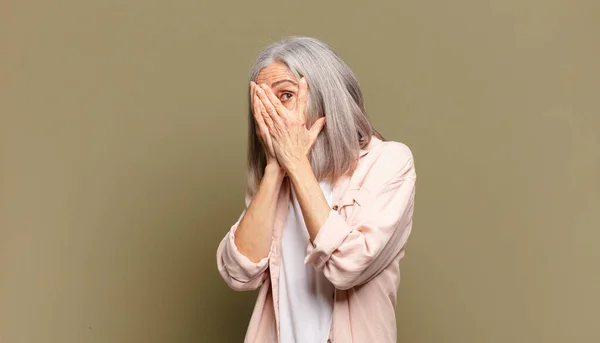 Mujer Mayor Sintiéndose Asustada Avergonzada Espiando Espiando Con Los Ojos — Foto de Stock