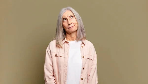 Senior Vrouw Zich Afvragend Denken Gelukkige Gedachten Ideeën Dagdromen Zoek — Stockfoto