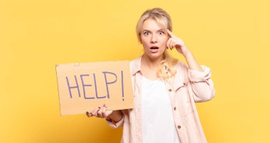 Sarışın kadın şaşırmış, ağzı açık, şok olmuş, yeni bir düşünce, fikir ya da konsept keşfediyor.