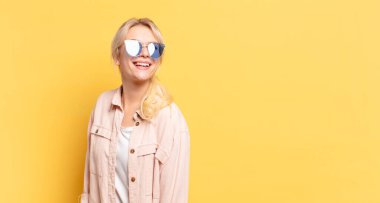 Sarışın, güzel bir kadın. Tatilde ve fotokopi odası var.