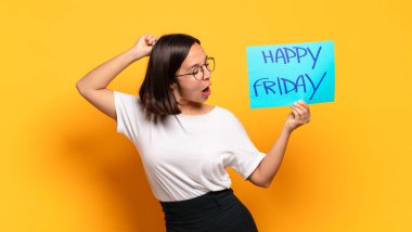 Genç ve güzel bir kadın. Mutlu Cuma konsepti