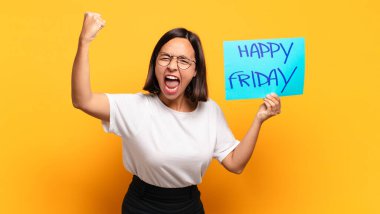 Genç ve güzel bir kadın. Mutlu Cuma konsepti