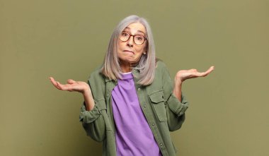 Son sınıf öğrencisi kadın şaşkın ve kafası karışık, şüpheci, farklı seçenekleri tartıyor ya da komik bir ifadeyle seçiyor.