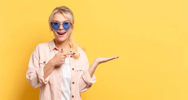 Blond Mooi Vrouw Vakantie Met Een Kopieerruimte — Stockfoto