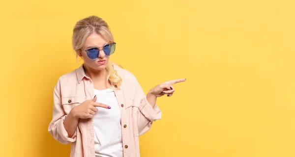 Blond Mooi Vrouw Vakantie Met Een Kopieerruimte — Stockfoto