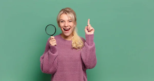 Blond Vacker Kvinna Med Ett Förstoringsglas — Stockfoto