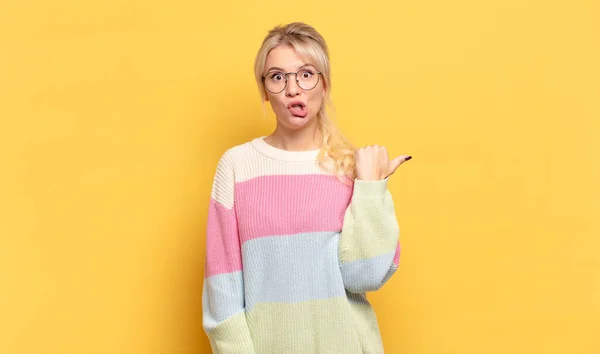 Blonde Woman Looking Astonished Disbelief Pointing Object Side Saying Wow — Stock Photo, Image