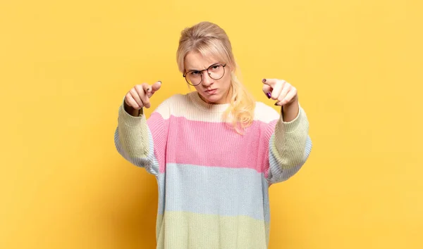 Blonde Woman Pointing Forward Camera Both Fingers Angry Expression Telling — Stock Photo, Image