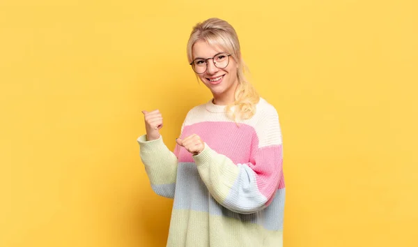 Mulher Loira Sorrindo Alegre Casualmente Apontando Para Copiar Espaço Lado — Fotografia de Stock