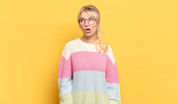 Mujer Rubia Sintiéndose Conmocionada Feliz Asombrada Sorprendida Mirando Lado Con —  Fotos de Stock