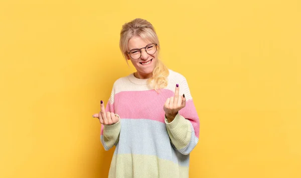 Donna Bionda Che Sente Provocatoria Aggressiva Oscena Girando Dito Medio — Foto Stock