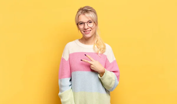 Blondine Kvinde Føler Sig Glad Positiv Vellykket Med Hånden Gør - Stock-foto