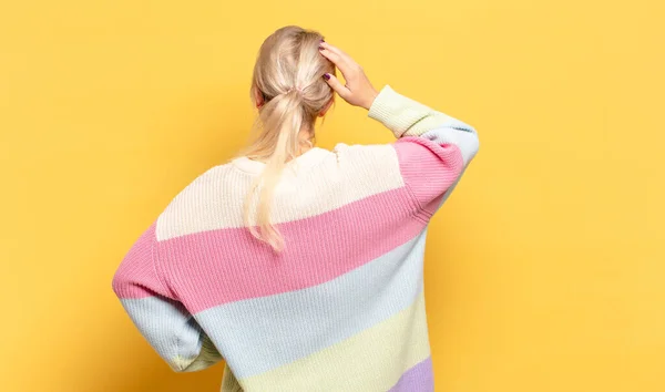 Sarışın Kadın Bilgisiz Kafası Karışık Bir Çözüm Düşünüyor Eli Kalçasında — Stok fotoğraf