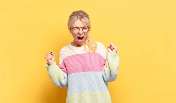 Blonde Vrouw Voelt Zich Gelukkig Positief Succesvol Vieren Overwinning Prestaties — Stockfoto