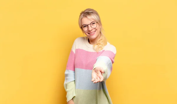 Blonde Frau Lächelt Sieht Glücklich Zuversichtlich Und Freundlich Aus Reicht — Stockfoto