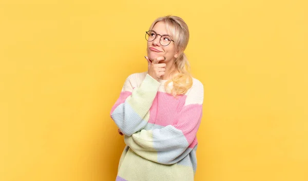 Blonde Frau Die Nachdenklich Ist Sich Gedanken Macht Oder Sich — Stockfoto