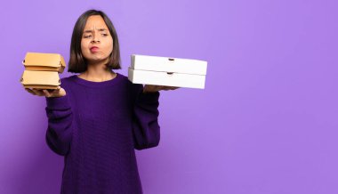 Genç ve güzel bir kadın. Fast food konseptini kaldır.