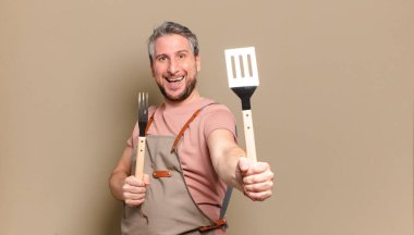 Orta yaşlı aşçı. barbekü konsepti