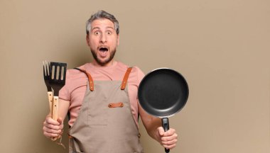 Orta yaşlı aşçı. barbekü konsepti