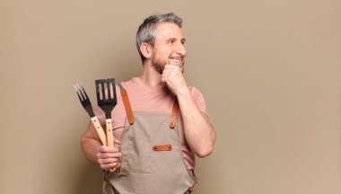 Orta yaşlı aşçı. barbekü konsepti