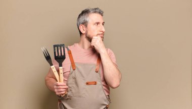 Orta yaşlı aşçı. barbekü konsepti