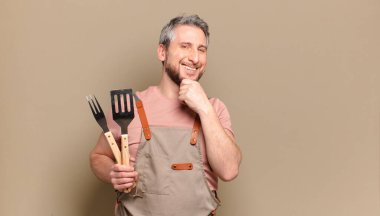 Orta yaşlı aşçı. barbekü konsepti