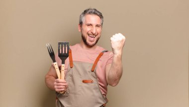 Orta yaşlı aşçı. barbekü konsepti