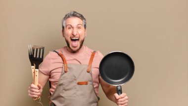 Orta yaşlı aşçı. barbekü konsepti