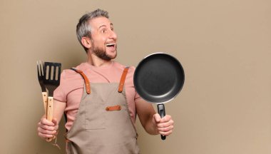 Orta yaşlı aşçı. barbekü konsepti