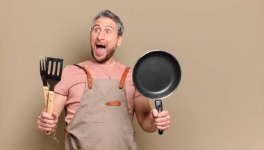 Orta yaşlı aşçı. barbekü konsepti