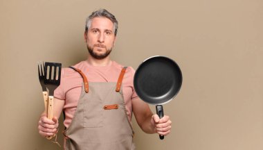 Orta yaşlı aşçı. barbekü konsepti