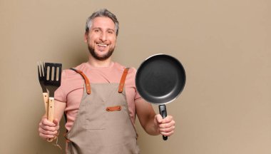 Orta yaşlı aşçı. barbekü konsepti