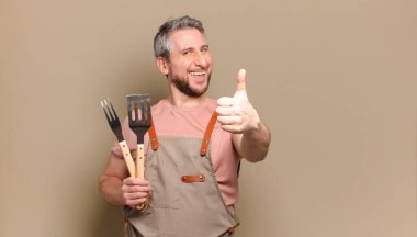 Orta yaşlı aşçı. barbekü konsepti