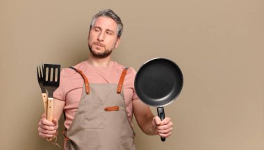 Orta yaşlı aşçı. barbekü konsepti